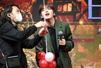 スタッフの指示に耳を傾ける河野純喜（JO1）。