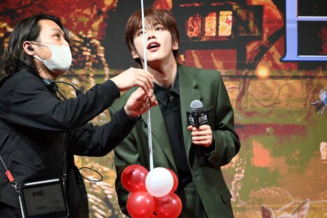 スタッフの指示に耳を傾ける河野純喜（JO1）。