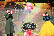 スパークバルーンを割る河野純喜（JO1 / 左）と吉柳咲良（右）。