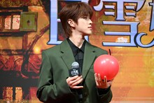 りんごの風船を持つ河野純喜（JO1）。