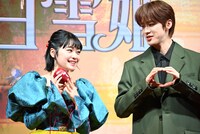 吉柳咲良（左）にりんごポーズを提案する河野純喜（JO1）。