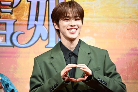 笑顔でりんごポーズを披露する河野純喜（JO1）。