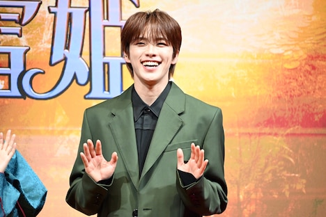 笑顔を弾けさせる河野純喜（JO1）。