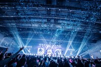 「NiziU Live with U 2024-2025 “AWAKE”」福岡・西日本総合展示場 新館公演の様子。（撮影：田中聖太郎写真事務所）