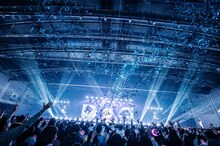 「NiziU Live with U 2024-2025 “AWAKE”」福岡・西日本総合展示場 新館公演の様子。（撮影：田中聖太郎写真事務所）