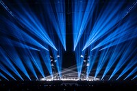 「NiziU Live with U 2024-2025 “AWAKE”」福岡・西日本総合展示場 新館公演の様子。（撮影：田中聖太郎写真事務所）