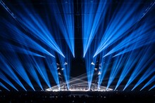 「NiziU Live with U 2024-2025 “AWAKE”」福岡・西日本総合展示場 新館公演の様子。（撮影：田中聖太郎写真事務所）