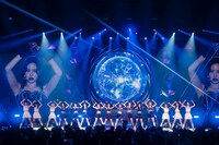 「NiziU Live with U 2024-2025 “AWAKE”」福岡・西日本総合展示場 新館公演の様子。（撮影：田中聖太郎写真事務所）