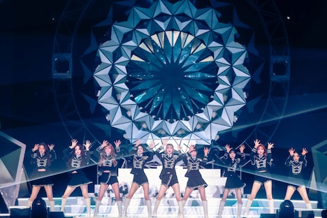 「NiziU Live with U 2024-2025 “AWAKE”」福岡・西日本総合展示場 新館公演の様子。（撮影：田中聖太郎写真事務所）