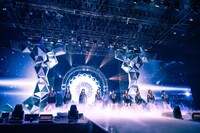 「NiziU Live with U 2024-2025 “AWAKE”」福岡・西日本総合展示場 新館公演の様子。（撮影：田中聖太郎写真事務所）