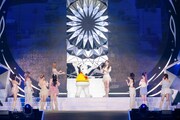 「NiziU Live with U 2024-2025 “AWAKE”」福岡・西日本総合展示場 新館公演の様子。（撮影：田中聖太郎写真事務所）