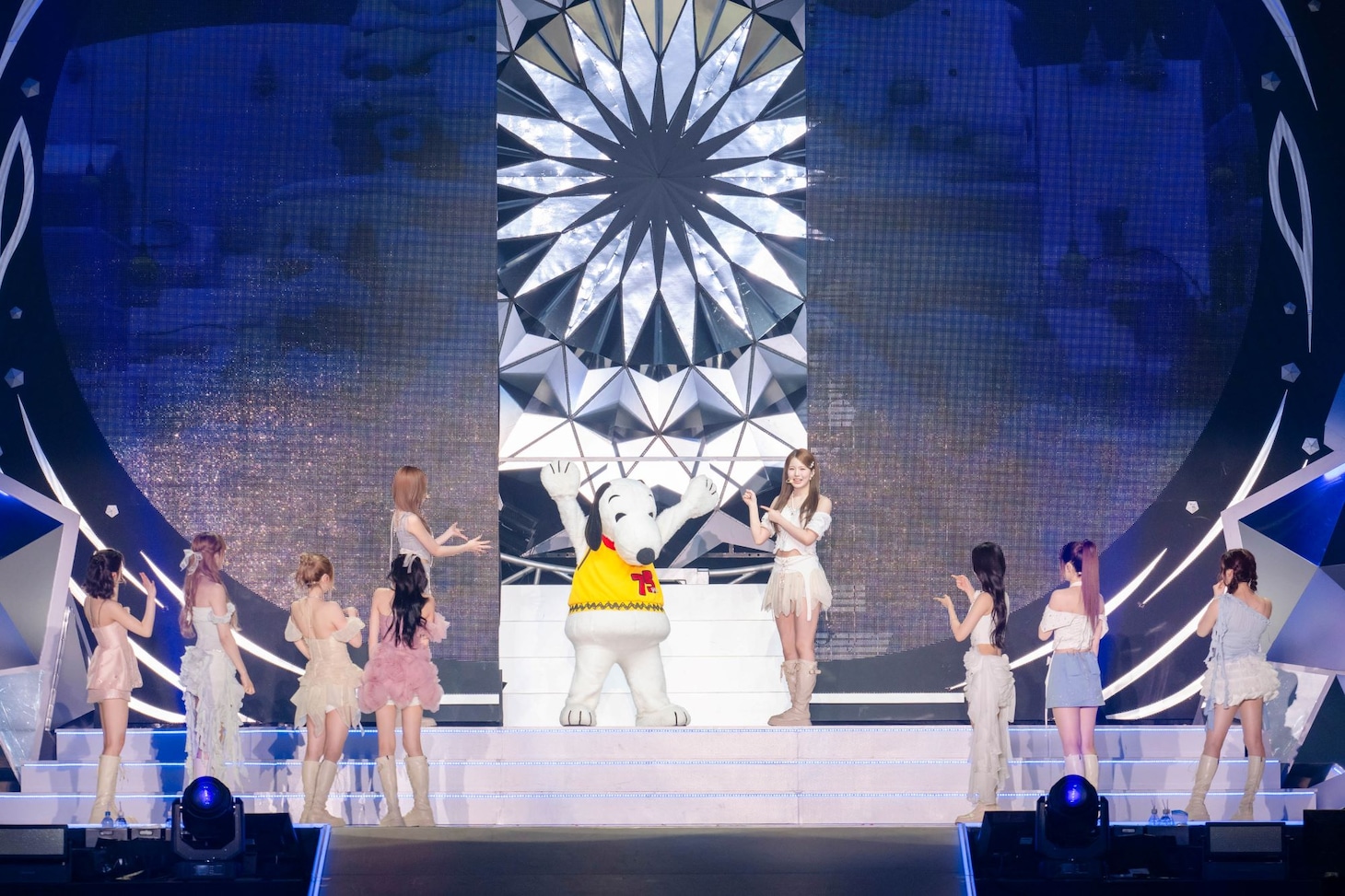 「NiziU Live with U 2024-2025 “AWAKE”」福岡・西日本総合展示場 新館公演の様子。（撮影：田中聖太郎写真事務所）