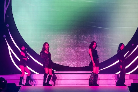 「NiziU Live with U 2024-2025 “AWAKE”」福岡・西日本総合展示場 新館公演の様子。（撮影：田中聖太郎写真事務所）