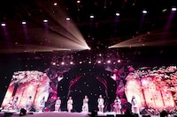 「NiziU Live with U 2024-2025 “AWAKE”」福岡・西日本総合展示場 新館公演の様子。（撮影：田中聖太郎写真事務所）