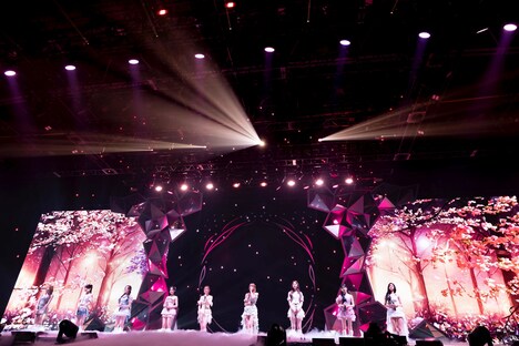 「NiziU Live with U 2024-2025 “AWAKE”」福岡・西日本総合展示場 新館公演の様子。（撮影：田中聖太郎写真事務所）