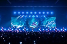 「NiziU Live with U 2024-2025 “AWAKE”」福岡・西日本総合展示場 新館公演の様子。（撮影：田中聖太郎写真事務所）