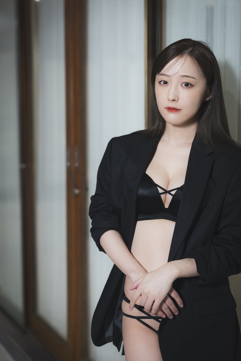 SKE48 鎌田菜月1st写真集「やさしい日差し」より。©KADOKAWA ©Zest, Inc.（撮影：田中智久）