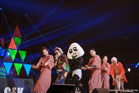 熱唱するCLIEVY（C&K）（写真左から2番目）