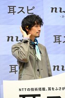 “耳スピポーズ”を取る斎藤工。