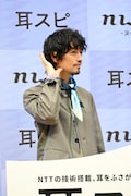 “耳スピポーズ”を取る斎藤工。