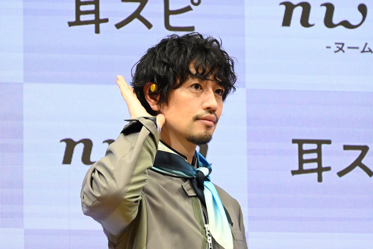 斎藤工がバンド結成？オープンイヤー型「耳スピ」CM発表会に登壇、音楽も同時に鑑賞