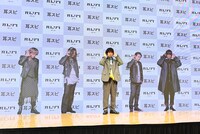 斎藤工と「MIMISPI」メンバー。