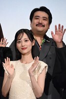 山下美月と鈴木もぐら（空気階段）。