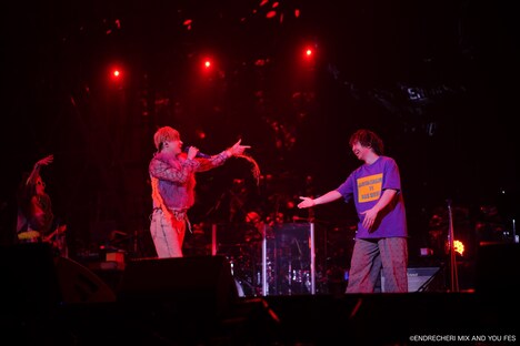 三浦大知と.ENDRECHERI.のコラボの様子。