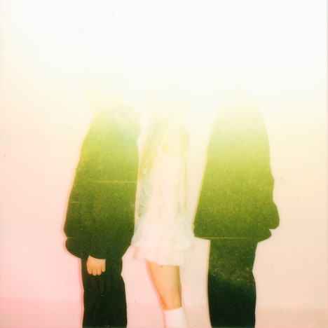 GOMESS、Yackle、新曲参加ゲストの姿を収めたポラロイド写真。