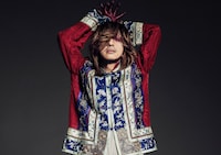 清春、池袋ウエストグルメパークで歌う