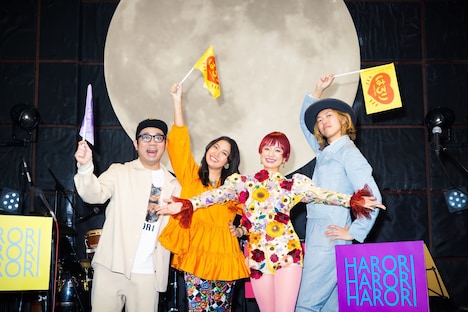 左から松下ぱなお、Rihwa、もも、中村大史（tricolor）。