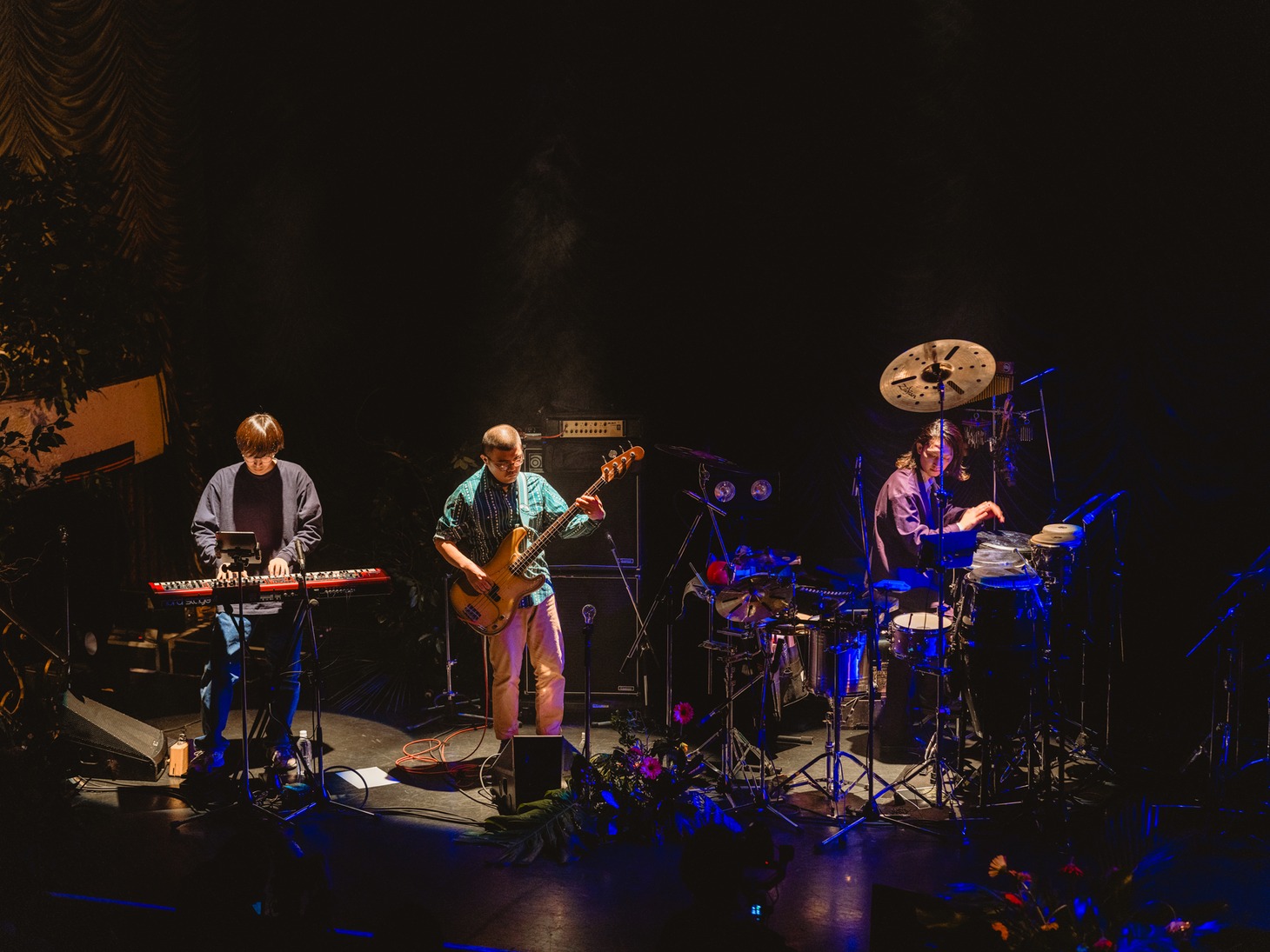 左から沼澤成毅（Key）、山本慶幸（B）、シマダボーイ（Perc）。（Photo by Jun Yokoyama）