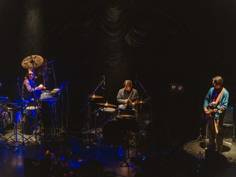 左からシマダボーイ（Perc）、大垣翔（Dr）、鳥居真道（G）。（Photo by Jun Yokoyama）