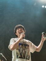 ビールを飲みながら歌う吉田靖直（Vo）。（Photo by Jun Yokoyama）