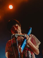 鍵盤ハーモニカを吹く吉田靖直（Vo）。（Photo by Jun Yokoyama）