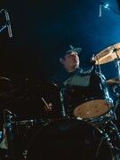 大垣翔（Dr）（Photo by Jun Yokoyama）