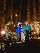 「風の谷のナウシカ」を歌う吉田靖直（Vo）とPLASTICMAI（Vo）。（Photo by Jun Yokoyama）