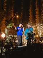 「風の谷のナウシカ」を歌う吉田靖直（Vo）とPLASTICMAI（Vo）。（Photo by Jun Yokoyama）