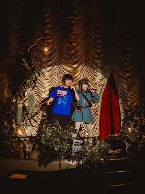肩を組んで「風の谷のナウシカ」を歌う吉田靖直（Vo）とPLASTICMAI（Vo）。（Photo by Jun Yokoyama）