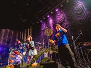 PLASTICMAI（Vo）と吉田靖直（Vo）。（Photo by Jun Yokoyama）