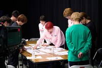 審査を行うEBiDANメンバー。©「DAN! DAN! EBiDAN!」製作委員会