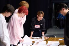 審査を行うEBiDANメンバー。©「DAN! DAN! EBiDAN!」製作委員会