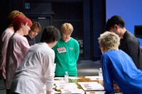 審査を行うEBiDANメンバー。©「DAN! DAN! EBiDAN!」製作委員会