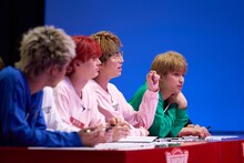 審査を行うEBiDANメンバー。©「DAN! DAN! EBiDAN!」製作委員会