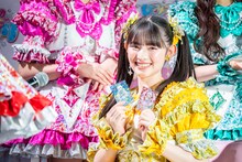 「ひみつのアイプリ」のアミューズメントゲームを体験する菅田愛貴（超ときめき♡宣伝部）。