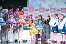 「ひみつのアイプリ」のアミューズメントゲームを体験する菅田愛貴（超ときめき♡宣伝部）。