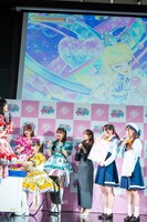 「ひみつのアイプリ」のアミューズメントゲームを体験する菅田愛貴（超ときめき♡宣伝部）。