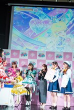 「ひみつのアイプリ」のアミューズメントゲームを体験する菅田愛貴（超ときめき♡宣伝部）。