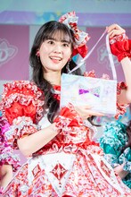 「ひみつのアイプリ ファイルバッグセットR」を持つ坂井仁香（超ときめき♡宣伝部）。