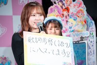 個人的なニュースを発表する齊藤なぎさ。